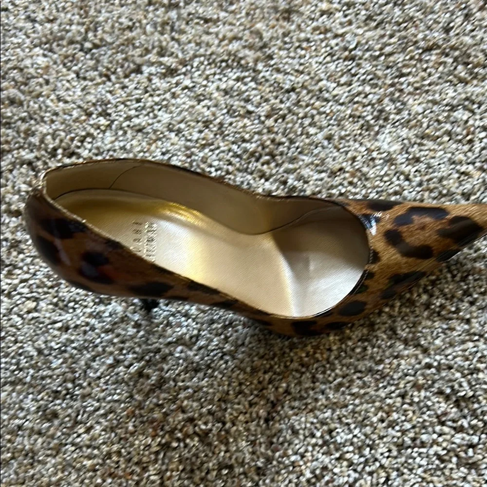 Stuart Weitzman Brown and Black Heels with Leopard Print - Picture 3 of 8